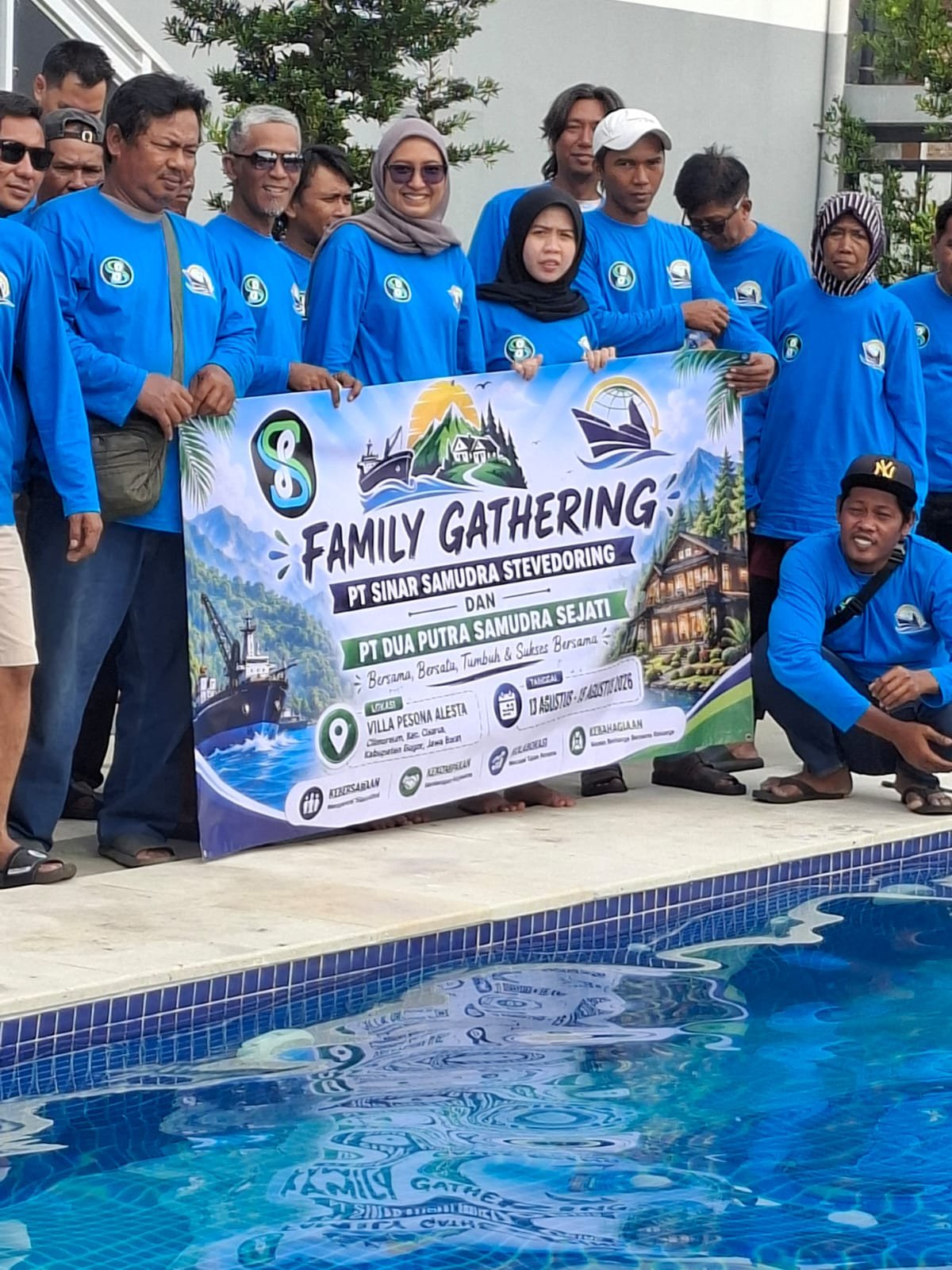 Foto bersama karyawan Dua Putra Grup di Villa Sari 2 Cisarua